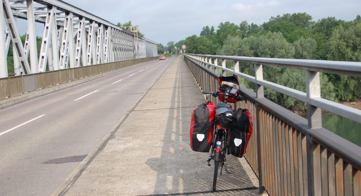 auf dem Weg nach Taizé: Rheinbrücke bei Neuenburg
